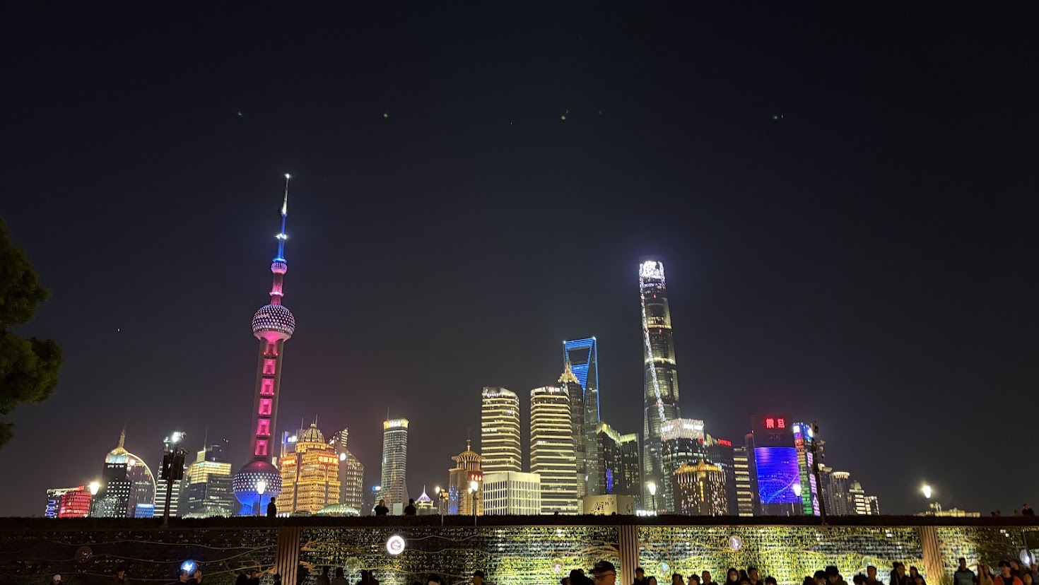 ライトアップされた外灘と黄浦江沿いの夜景