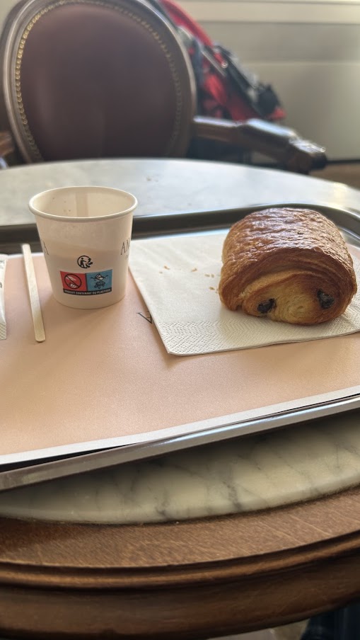 ヴェルサイユ宮殿内のカフェでの朝食