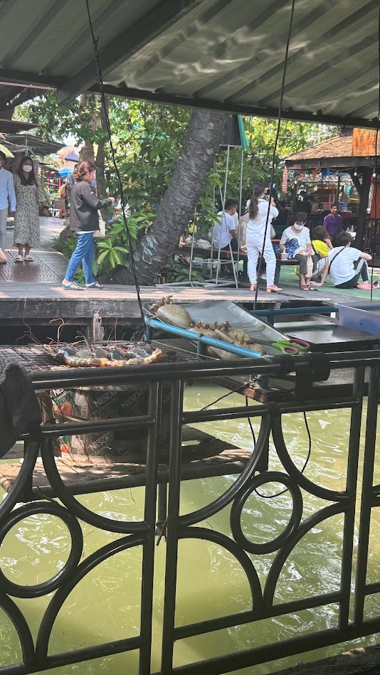 水上レストランの調理風景