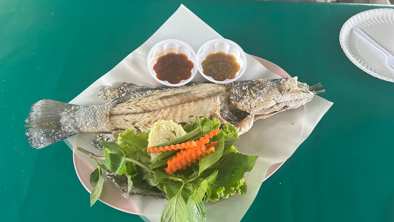 水上レストランで食べた焼き魚
